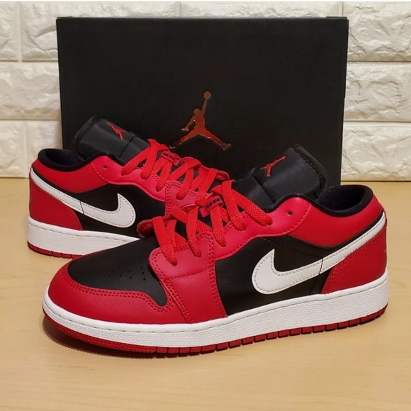 Nike Air Jordan 1 Low GS Size 7Y / Womens Size 8.5 White Very Berry 553560-061 - Picture 6 of 12